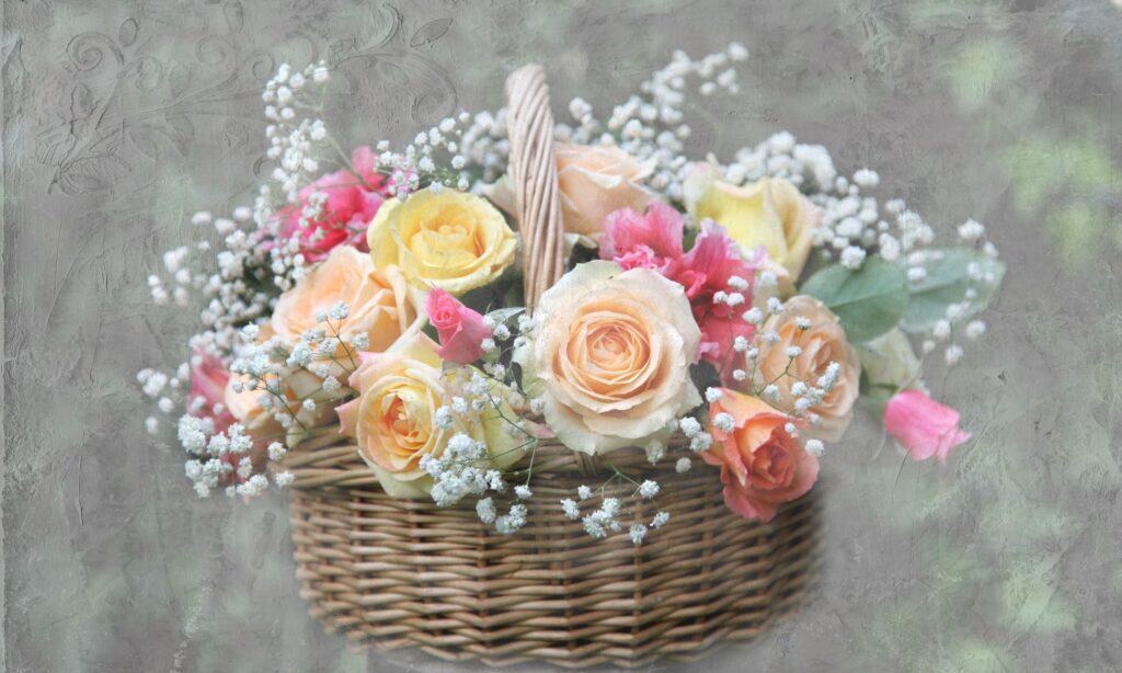 Charming Floral Wallpaper: Vibrant Roses & Gentle Gypsophila Background