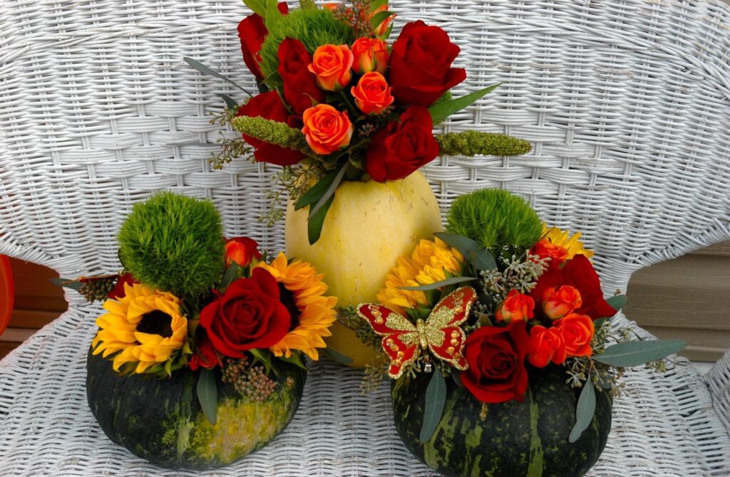 Charming Floral Wallpaper: Vibrant Roses & Sunflowers in Pumpkin Vases