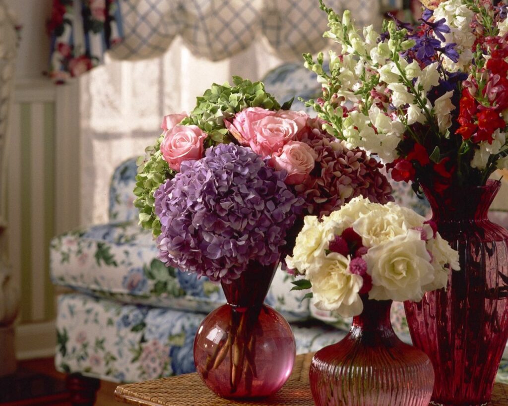 Charming Floral Wallpaper: Elegant Roses & Hydrangeas in Cozy Decor
