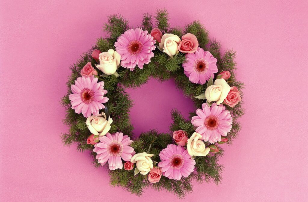 Elegant Wreath Wallpaper: Pink Gerberas & Roses on Soft Background