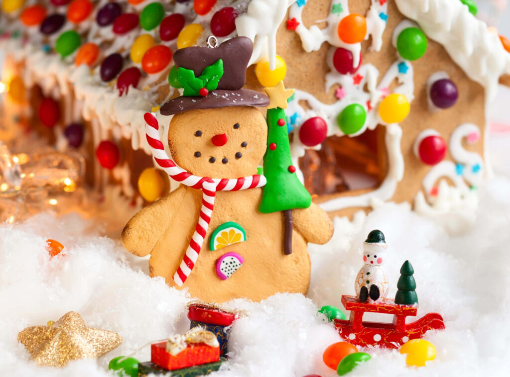 Charming Gingerbread Cookie Scene: Festive Holiday Wallpaper