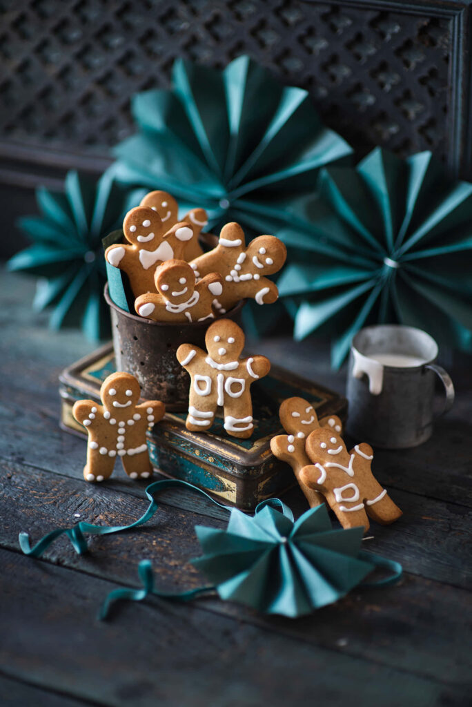 Vintage Christmas Wallpaper: Charming Gingerbread Cookies & Cozy Decor
