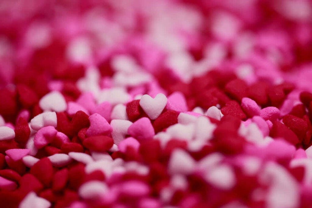 Colorful Heart-Shaped Wallpaper: Vibrant Pink, White & Red Design