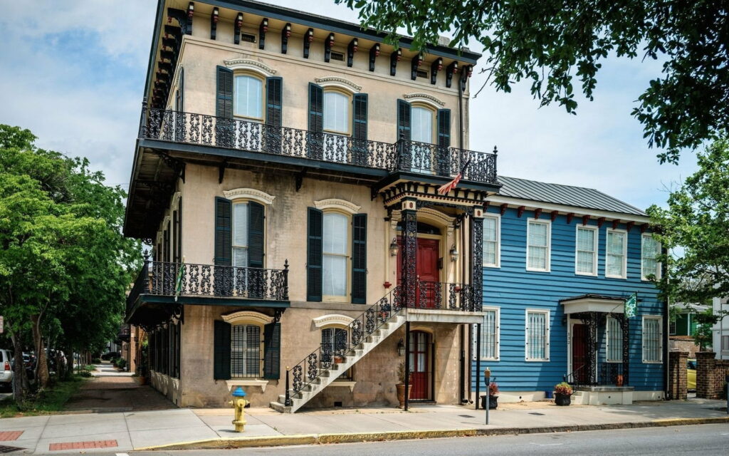 Vintage Charm: Captivating Old House in Savannah, Georgia - Enchanting HD Wallpaper