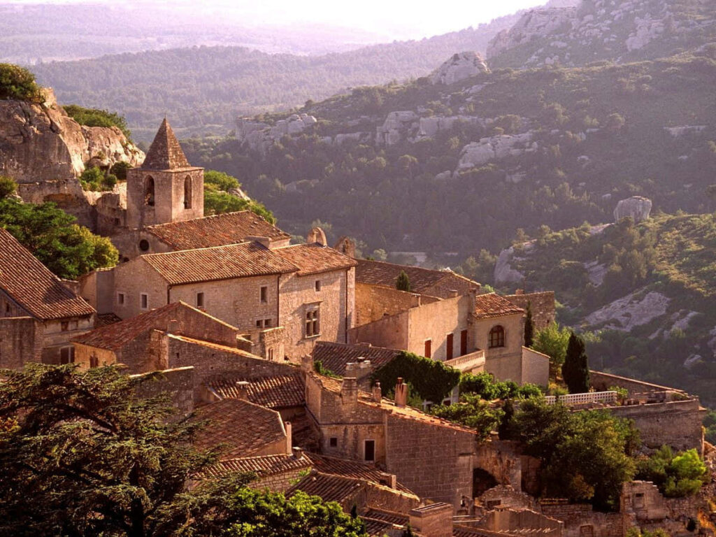 Charming Les Baux-de-Provence Wallpaper - Rustic French Village Beauty