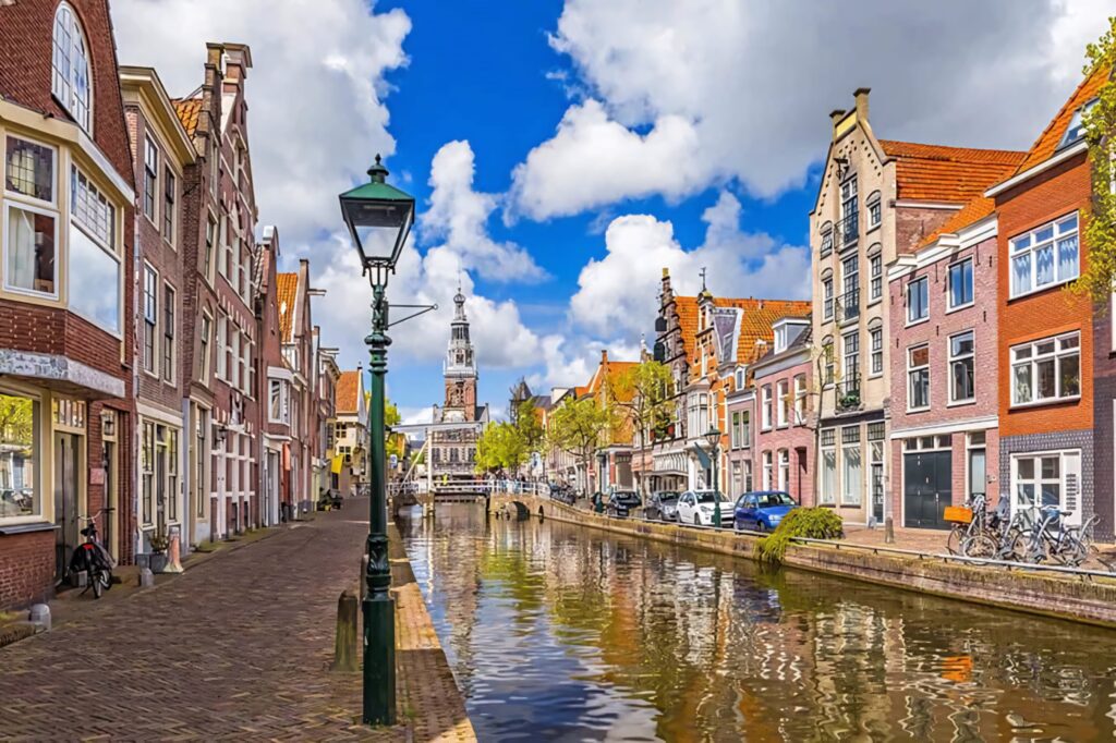 Charming Netherlands Canals: Serene Historic Buildings & Blue Sky Wallpaper