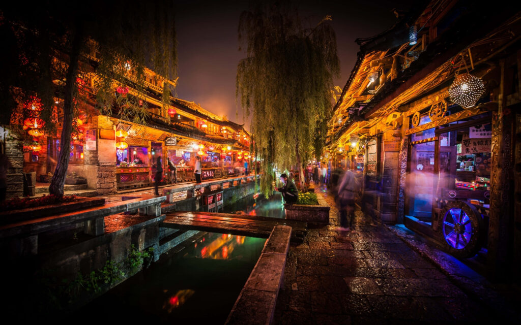 Charming Night Cityscape Wallpaper: Illuminated Streets & Canals