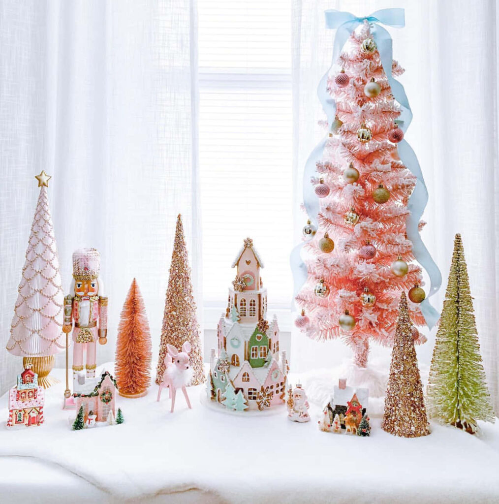 Charming Pastel Christmas Tree Wallpaper with Gold Accents
