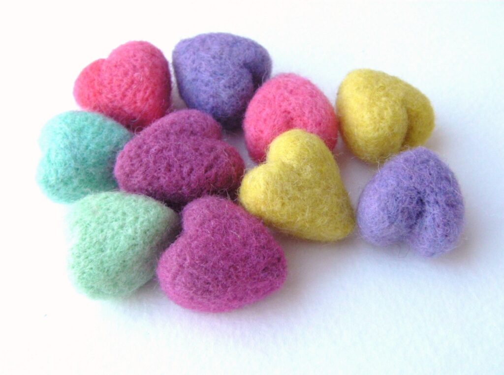 Charming Pastel Woolen Hearts Wallpaper for Cozy Aesthetics