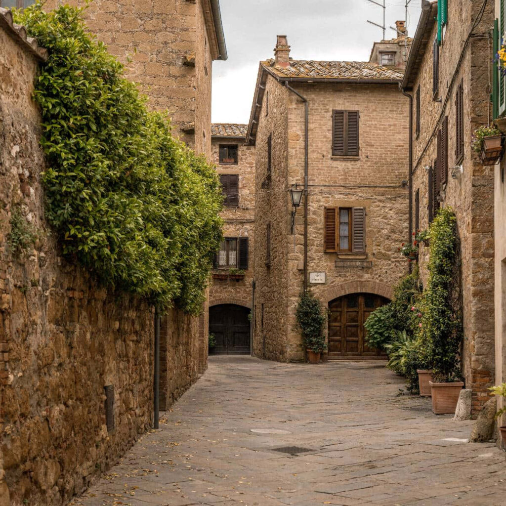 Charming Pienza Wallpaper: Rustic Cobblestones & Classic Architecture