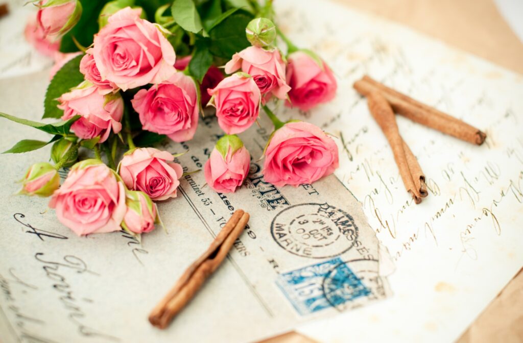 Charming Pink Rose Wallpaper with Vintage Letters & Cozy Cinnamon Sticks