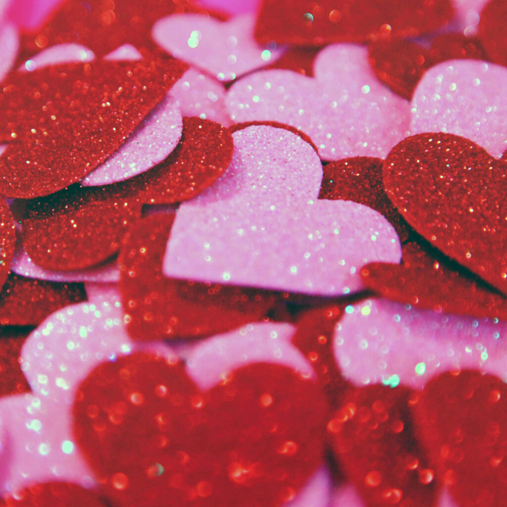 Charming Red & Pink Hearts Wallpaper for a Romantic Aesthetic
