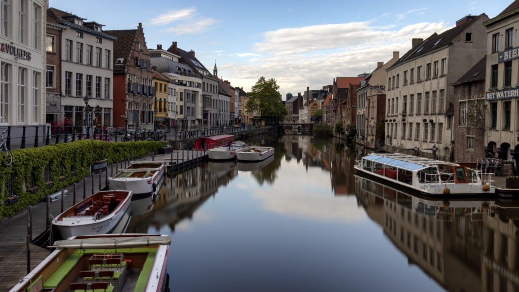Charming Riverside Cityscape Wallpaper: Venice-Inspired Serenity