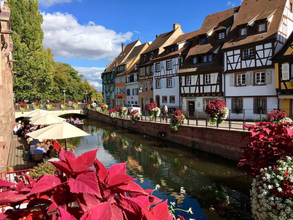 Charming Riversidе Village Wallpaper: Half-Timbered Houses & Blooms