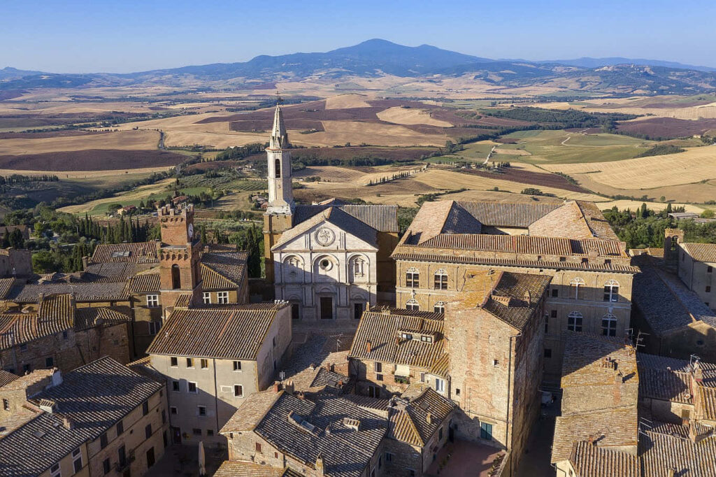 Charming Small Town Wallpaper: Pienza Cathedral & Rustic Countryside
