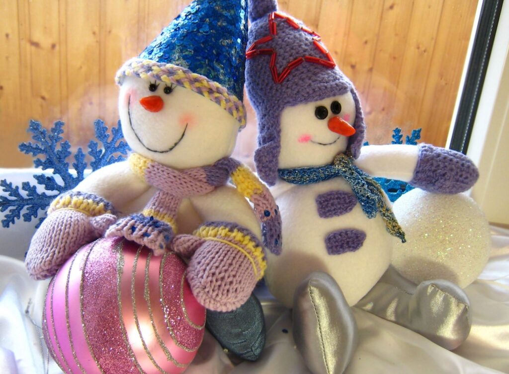 Charming Snowmen Wallpaper with Colorful Holiday Decor