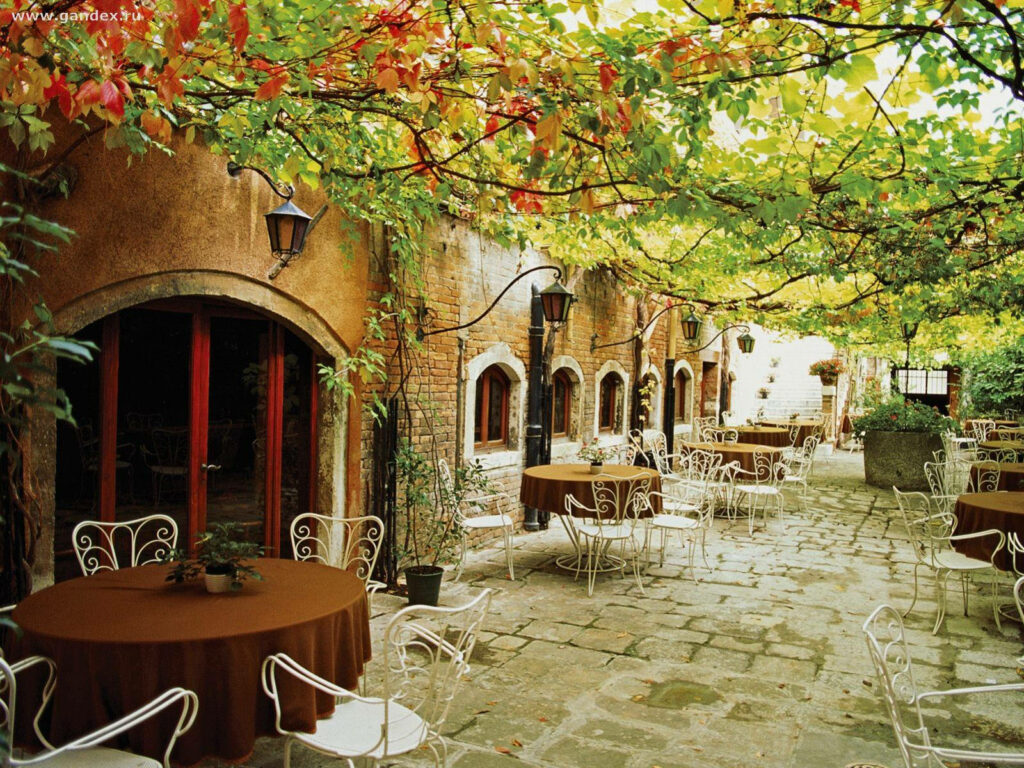Charming Venice Alfresco Dining Wallpaper: Rustic Ambiance & Greenery
