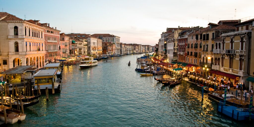 Enchanting Venice Wallpaper: Iconic Canals & Historic Charm