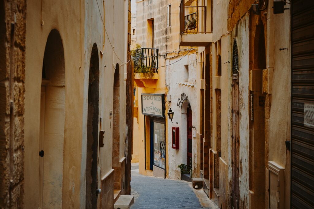 Charming Narrow Street Wallpaper: Historic Malta's Timeless Ambiance