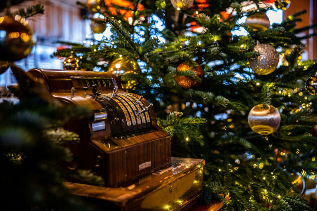 Vintage Cash Register & Festive Christmas Tree: A Nostalgic Scene Wallpaper