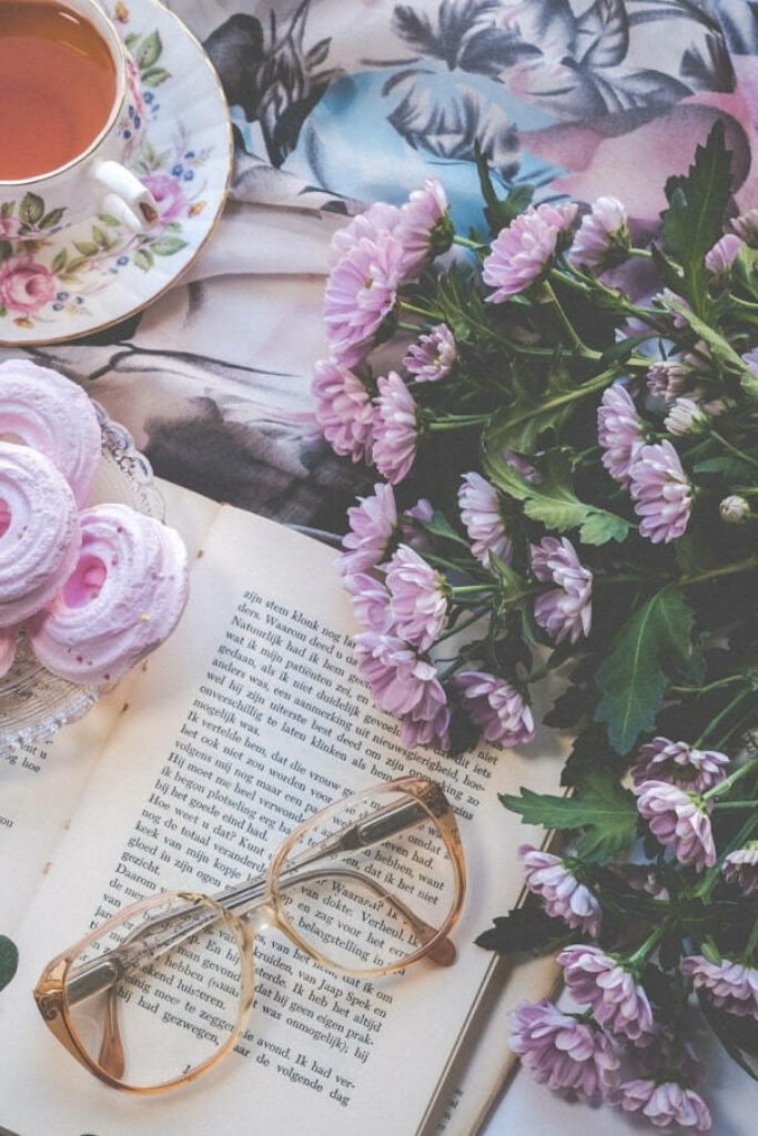 Vintage Floral Wallpaper: Delicate Purple Flowers & Cozy Aesthetic