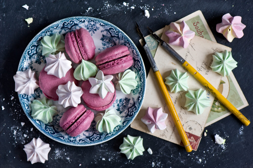 Charming Wallpaper: Pink Macarons & Pastel Meringues Decor Scene