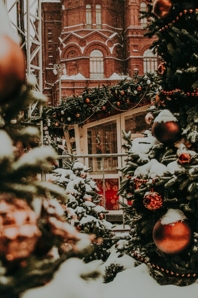 Charming Winter City Wallpaper: Cozy Holiday Scene & Decorations