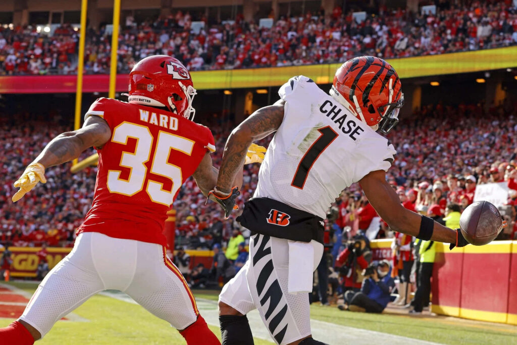 Charvarius Ward Kansas City Chiefs defensive play vs opponent in black and orange stripes football Wallpaper