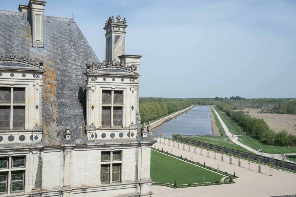 Château de Chambord Renaissance architecture with detailed stonework green lawns and canal view Wallpaper