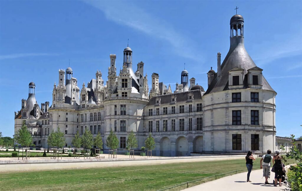 Château de Chambord French Renaissance castle with intricate spires stone facades and green lawns Wallpaper
