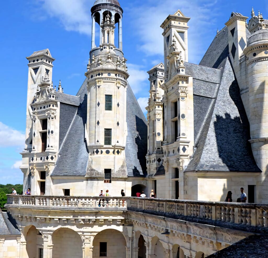 Château de Chambord Renaissance castle with ornate spires and stonework under blue sky wallpaper