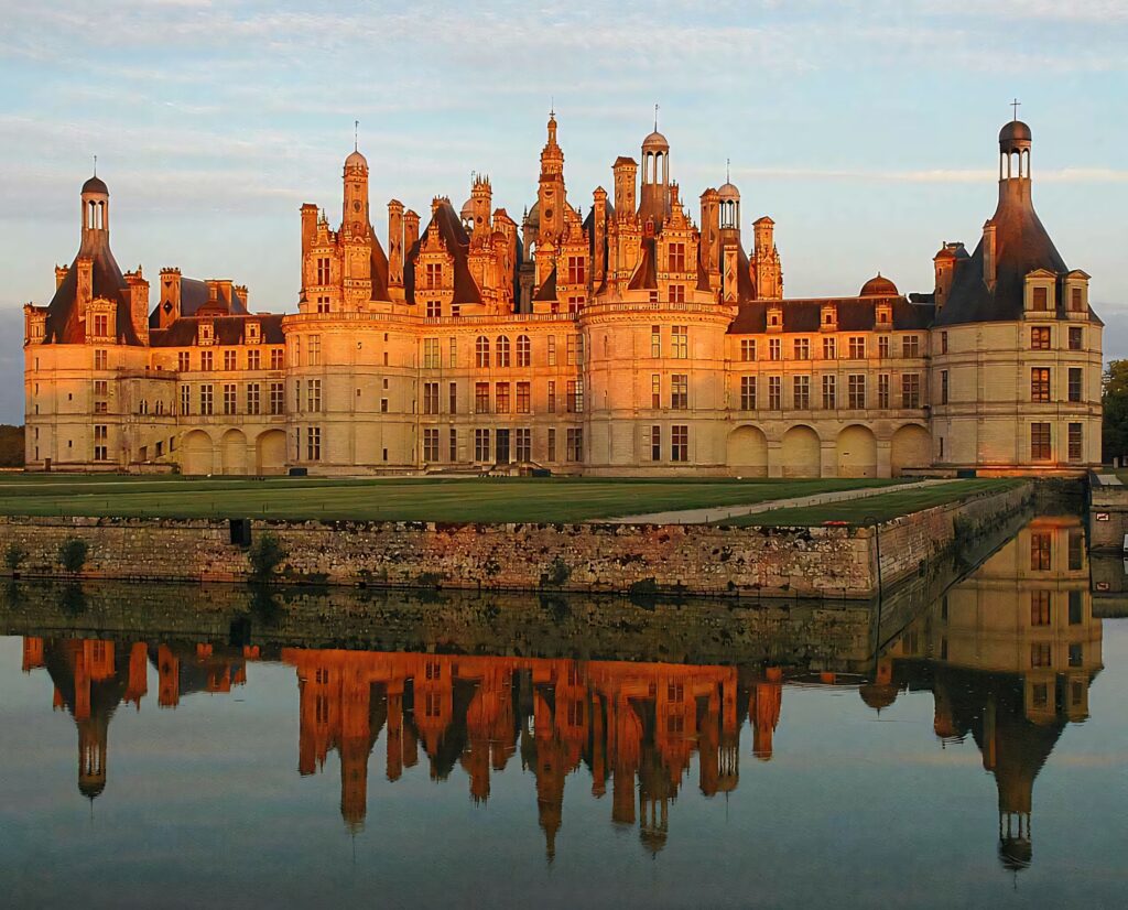 Château de Chambord Renaissance castle sunset reflection in calm water elegant wallpaper background