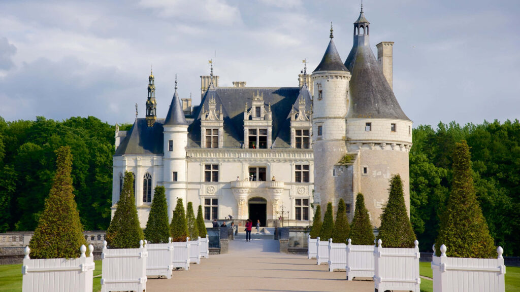 Château de Chenonceau French Renaissance castle white façade towers lush greenery daylight wallpaper