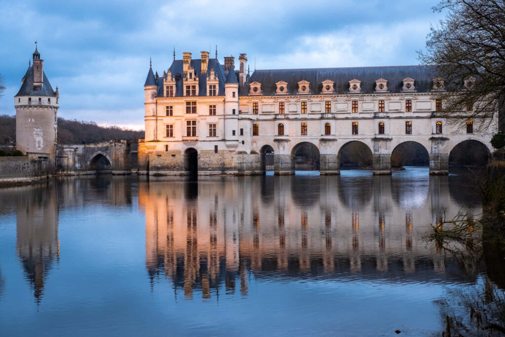 Château de Chenonceau at dusk reflected on calm river showcasing Renaissance architecture Wallpaper