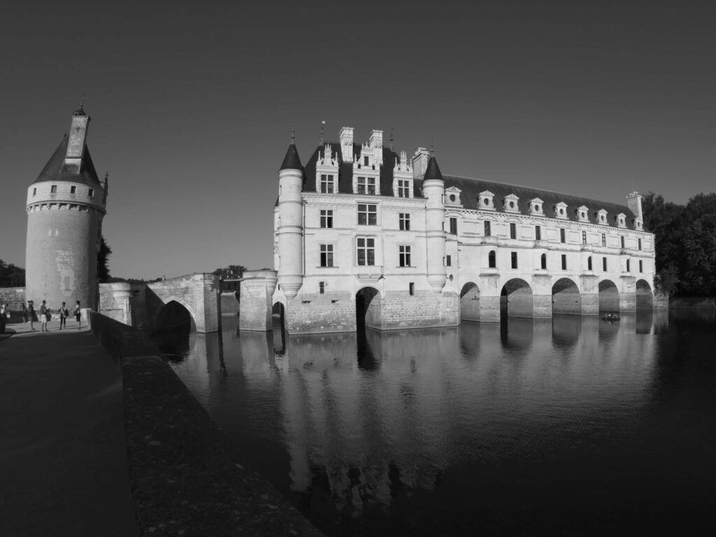 Grayscale Château de Chenonceau wallpaper showcasing Renaissance arches and river reflections