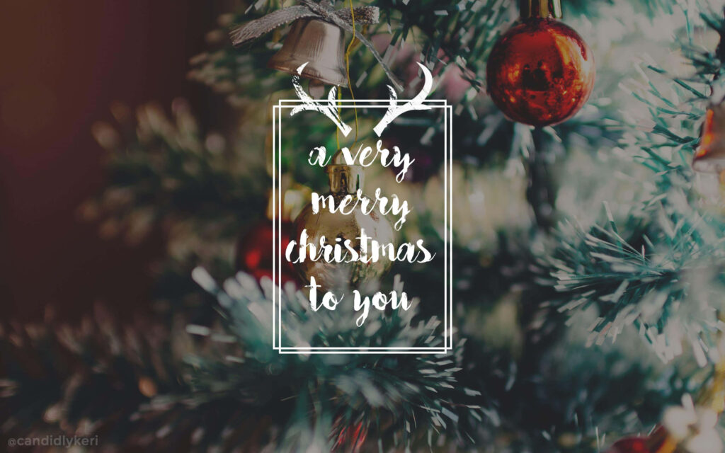 Cheerful Christmas Tree Wallpaper: Shimmering Ornaments & Lights