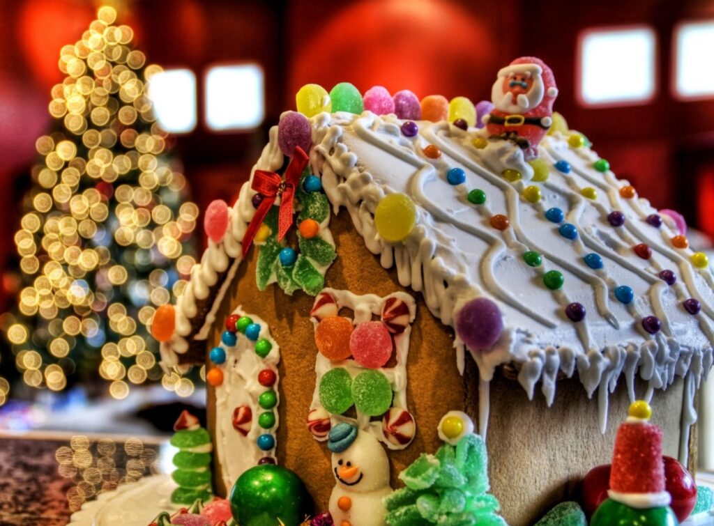 Festive Gingerbread House Wallpaper with Santa & Snowman Decor