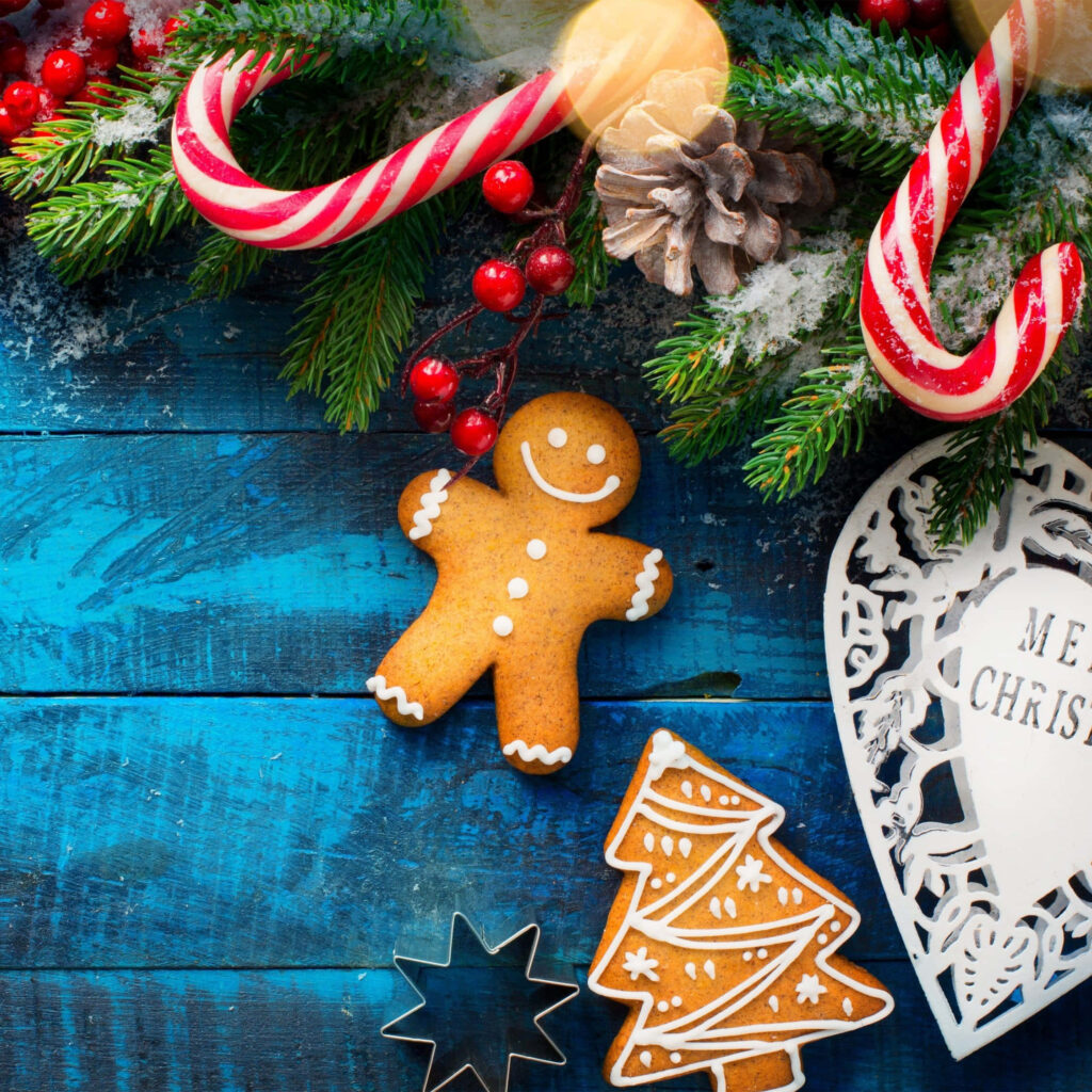 Cheerful Holiday Wallpaper: Gingerbread & Candy Canes on Blue