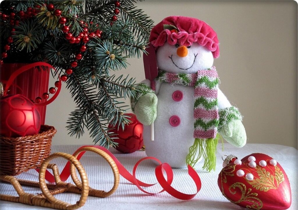 Festive Snowman Wallpaper: Cheerful Holiday Scene with Christmas Décor