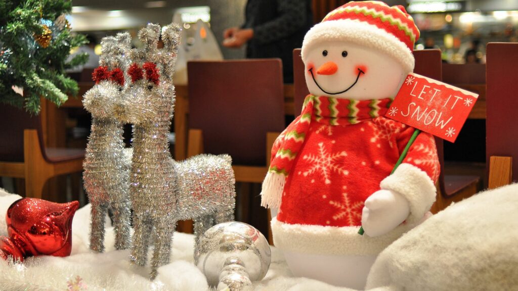 Cheerful Snowman Wallpaper: Cozy Xmas Decor & Joyful Atmosphere