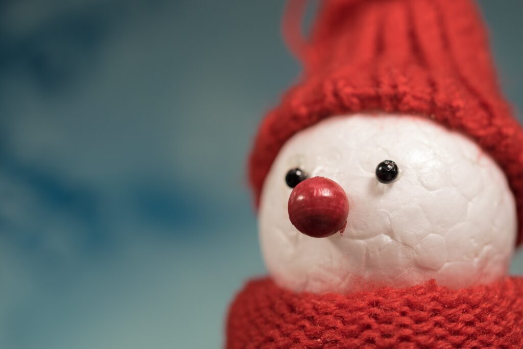 Cheerful Snowman Wallpaper: Cozy Festive Background with Red Accents
