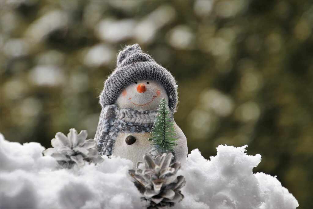 Cheerful Snowman Wallpaper: Festive Holiday Spirit in a Wintry Scene