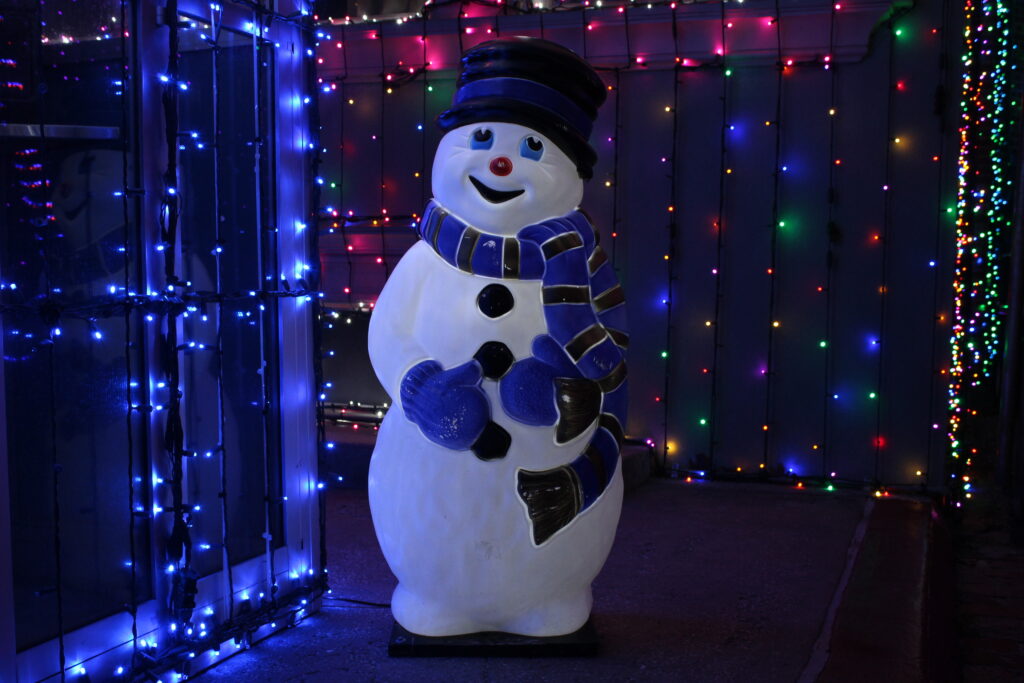 Cheerful Snowman Wallpaper: Festive Colors for Christmas & New Year