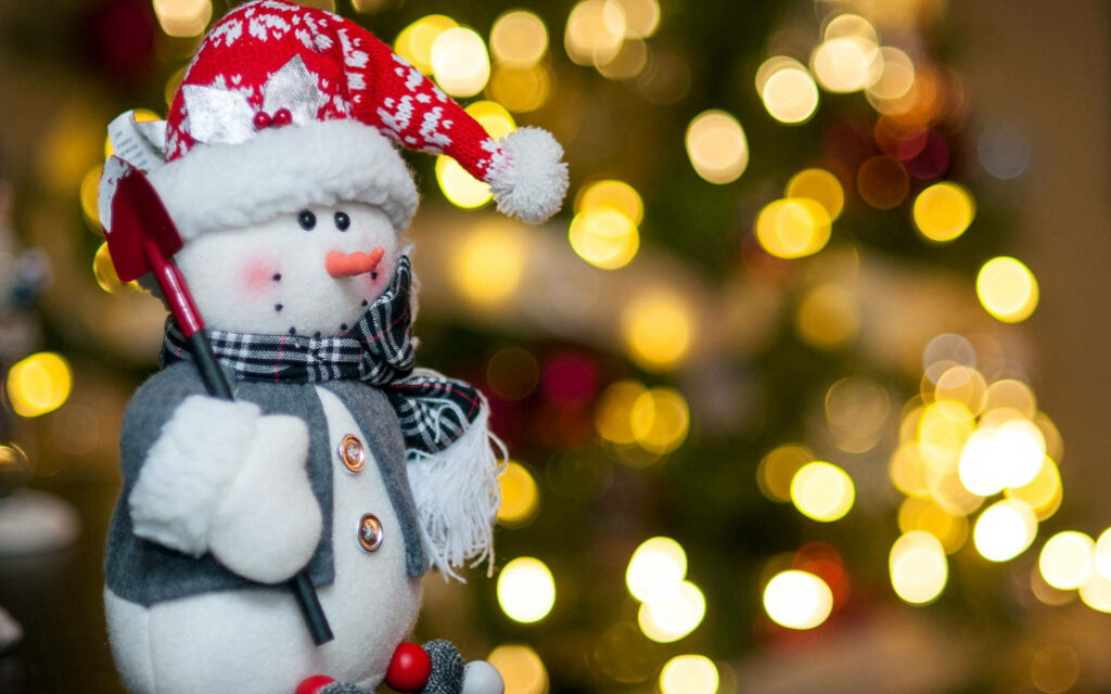 Cheerful Snowman Wallpaper: Cozy Knit Hat & Holiday Lights Background