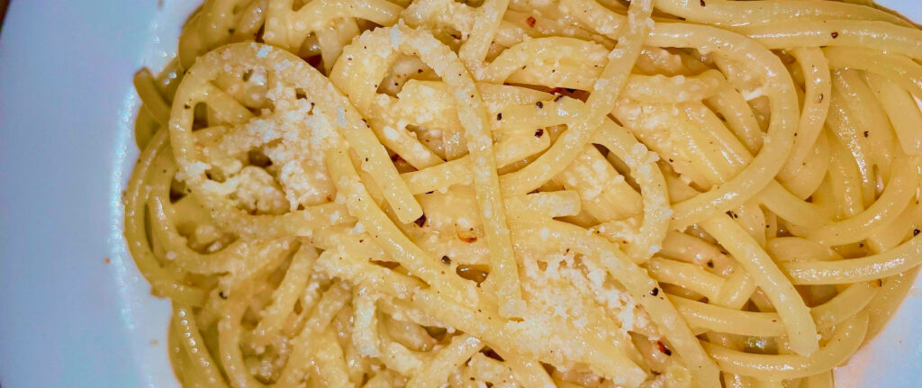 Delicious Cacio e Pepe Close-Up: Creamy Pasta & Cheese Wallpaper