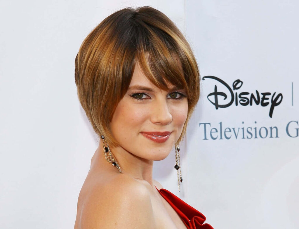 Chelsea Hobbs in elegant red dress with short hair and statement earrings at formal event wallpaper