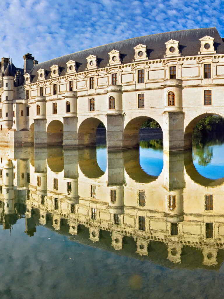 Stunning Chenonceau Wallpaper: Iconic Castle Reflected in Calm Waters