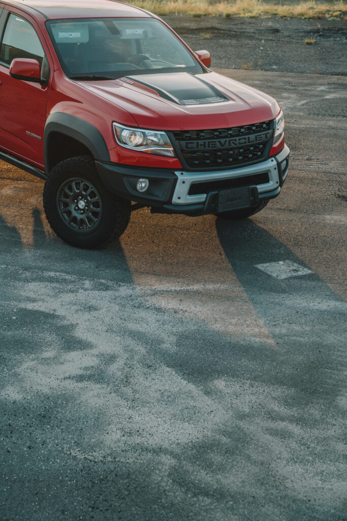 Bold Chevrolet Colorado ZR2 Bison Wallpaper: Rugged Off-Road Design