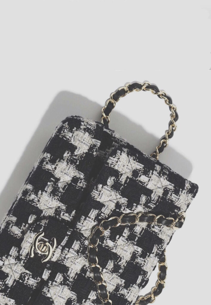 Chic Chanel-Inspired Wallpaper: Stylish Houndstooth Purse Design