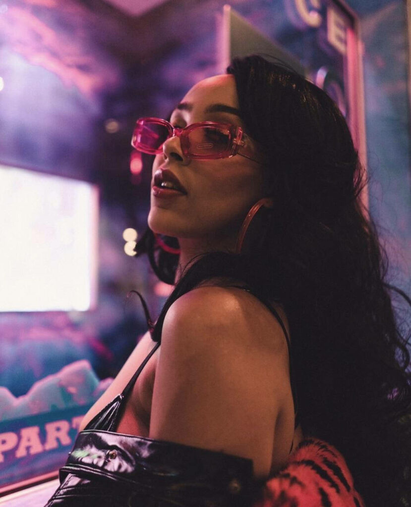 “Chic Doja Cat Wallpaper: Stylish Look with Pink Glasses & Bold Earrings”